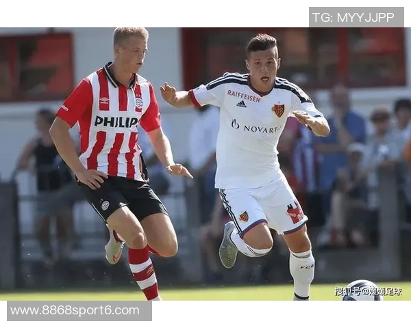 埃因霍温宣布卢克德容告别仪式球员荣登星光大道荣耀时刻